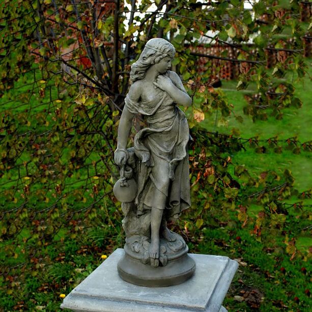 Elegante Steinguss Mdchen Skulptur mit Krug fr drauen - Ariana
