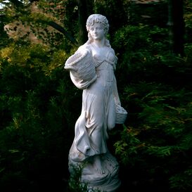 Kunstvolle Gartenstatue aus Steinguss - junge Frau mit...
