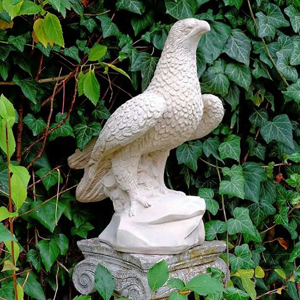 Kunstvolle Vogelfigur fr den Garten - Falke sitzt auf Stein - Vincenzo