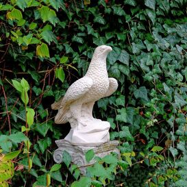 Kunstvolle Vogelfigur fr den Garten - Falke sitzt auf...
