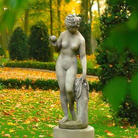 Stilvolle Venus Aktfigur mit Apfel in der Hand fr den...