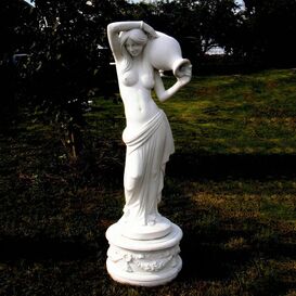 Elegante Frau mit Krug als Skulptur fr die...
