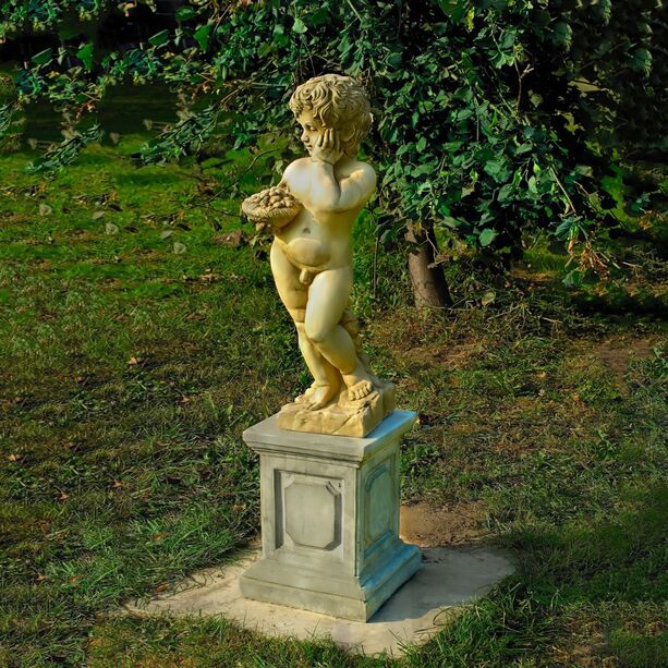 Kunstvolle Amorfigur aus Steinguss fr den Garten mit Obstkorb - Nicolo