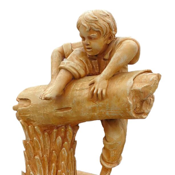 Junge klettert ber Baumstamm - Dekofigur aus Steinguss - Stefano