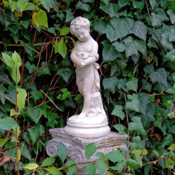 Kleine Gartenstatue aus Steinguss - Kind mit Vgeln - Daniel