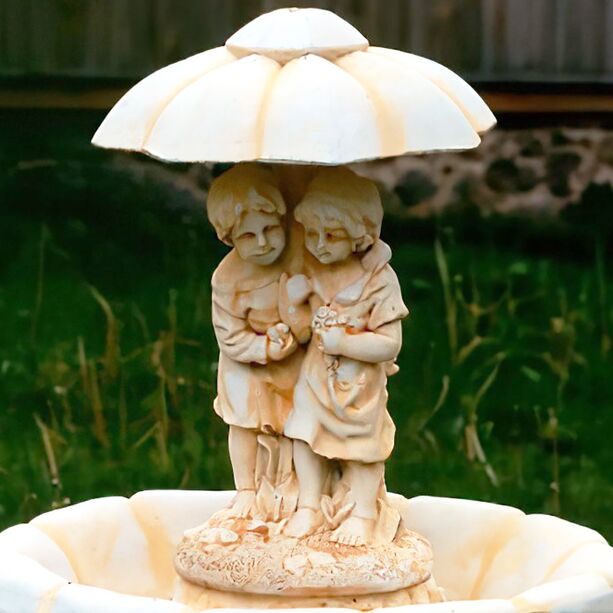 Dekorativer Garten Springbrunnen - Junge & Mdchen mit Regenschirm - Egidio