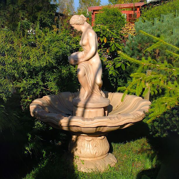 Steinguss Frauenskulptur auf stilvoller Gartenfontne - eindrucksvolles Wasserspiel - Loreen