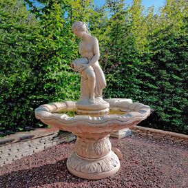 Steinguss Frauenskulptur auf stilvoller Gartenfontne -...