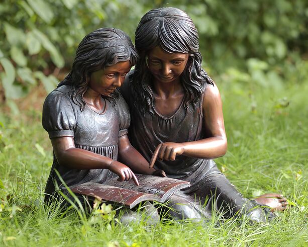 Bronzefiguren - Lesende Mädchen mit Buch