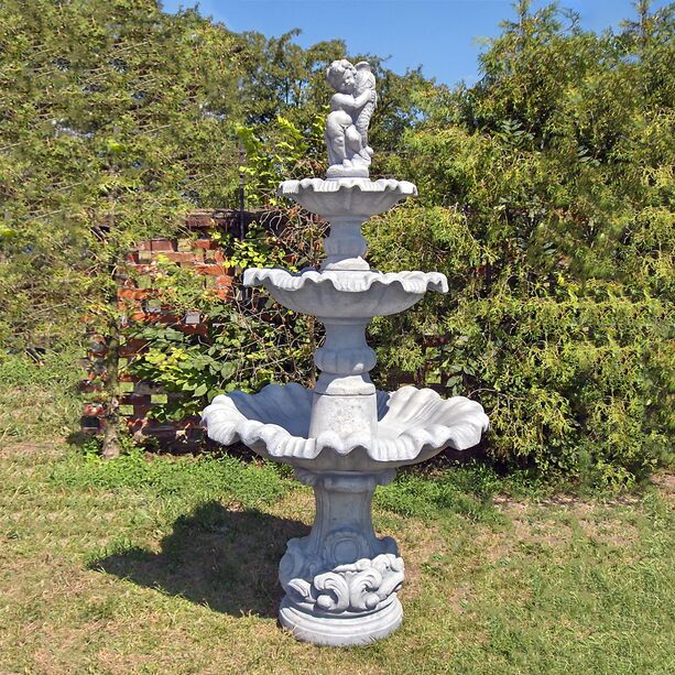 Dreistufiger Kaskaden Brunnen fr den Garten aus Steinguss - Junge mit Fisch Figur - Marino