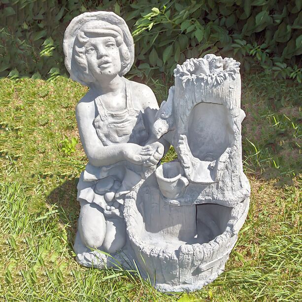 Dekorativer Gartenbrunnen aus Steinguss mit Pumpe - Mdchen fttert Vgel - Matilde