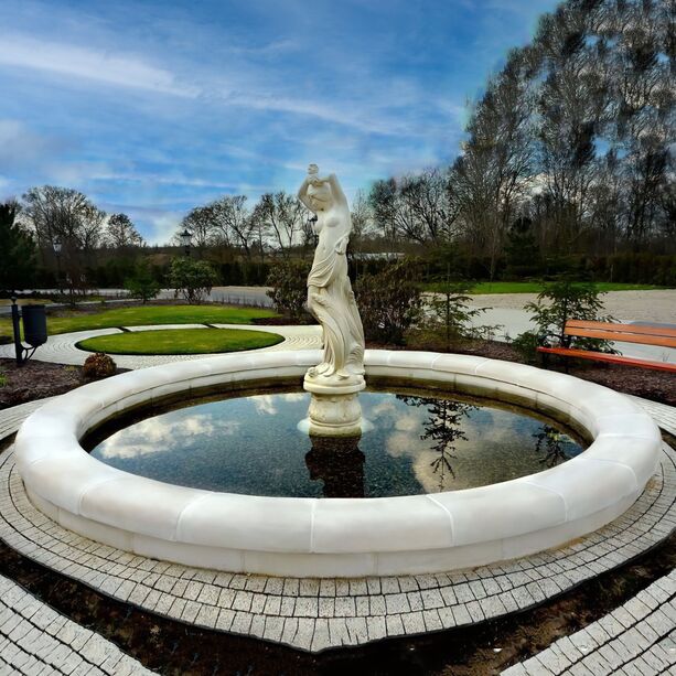 Schlichte Brunnen Einfassung aus Steinguss fr Gartenbrunnen - Confina