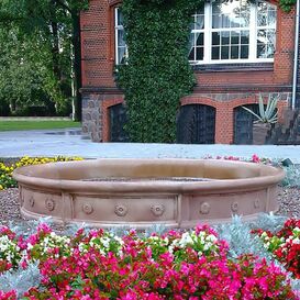 Runde Gartenbrunnen Umrandung aus Steinguss mit Blumen...