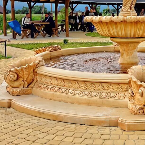 Eindrucksvoll gestaltete Brunnen Umrandug aus Steinguss mit Vorsprngen in Muschel Form - Bellissima