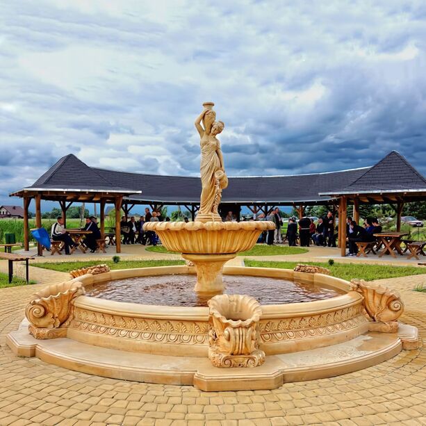 Steinguss Brunnen Komplett Set - Fontne mit Frauenskulptur & Umrandung mit Muscheln - Natalina