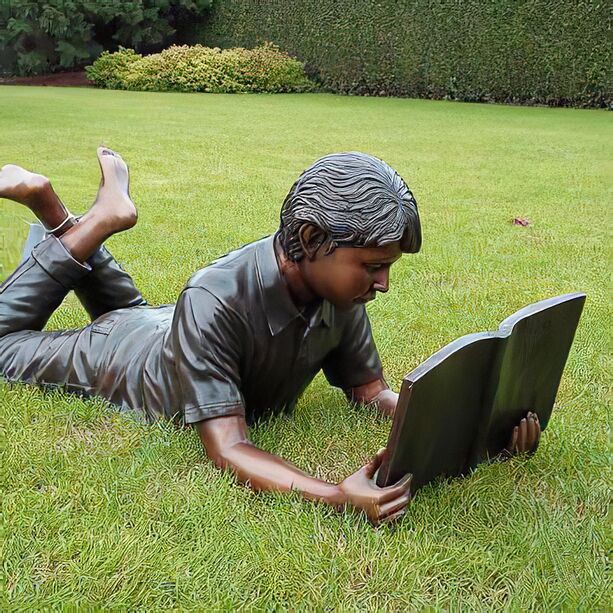 Bronzefigur - Lesender Junge mit Buch