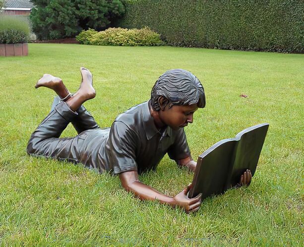 Bronzefigur - Lesender Junge mit Buch