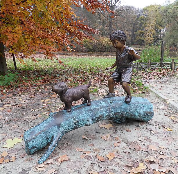 Bronze Plastik Junge mit Hund auf Stamm - Matheò