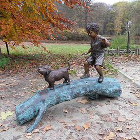 Bronze Plastik Junge mit Hund auf Stamm - Mathe
