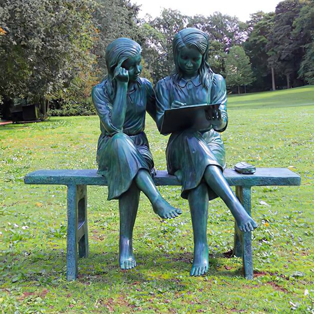 Bronze Gartenskulptur lesende Mädchen auf Bank