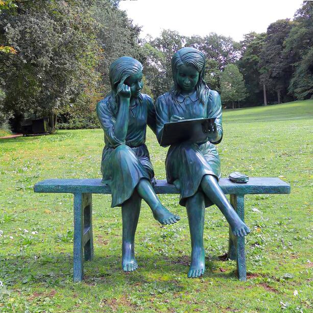 Bronze Gartenskulptur lesende Mädchen auf Bank