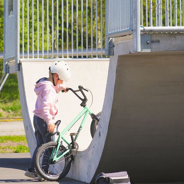 Halfpipe aus Beton fr den Skatepark mit Gelndern - Mighty Mini