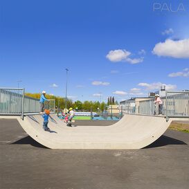 Halfpipe aus Beton fr den Skatepark mit Gelndern -...