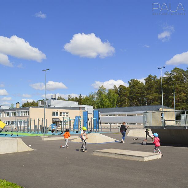 Skatepark mit abwechslungsreichen Beton Elementen - Skaterpark