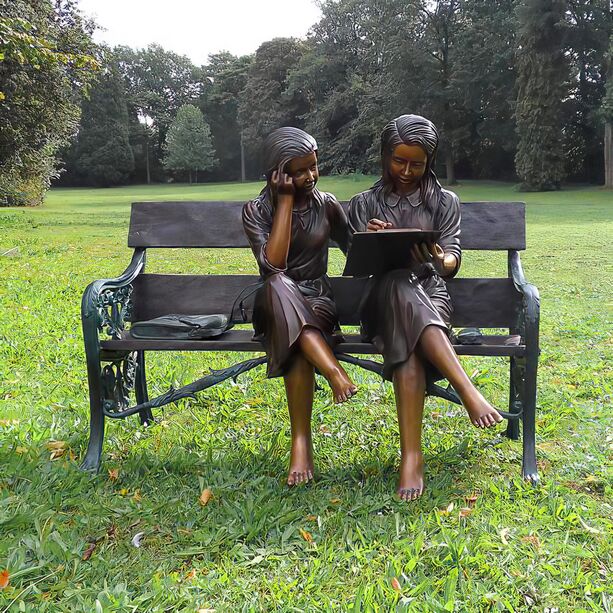 Bronze Gartenstatue lesende Mädchen auf Bank