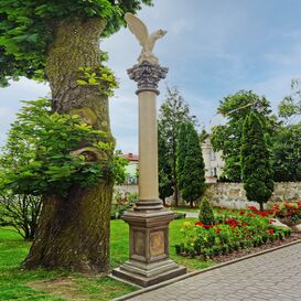 Blickfang in Garten & Park - Steinguss Sockel und Sule...