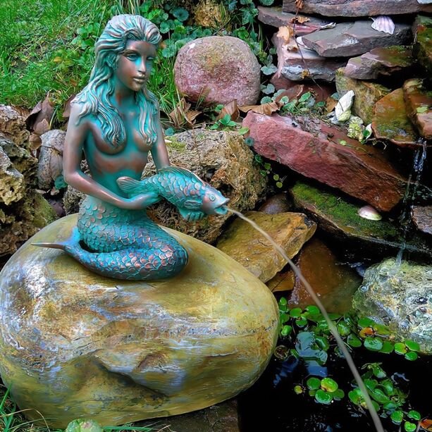 Meerjungfrau mit Fisch - Kunstvoller Steinguss Wasserspeier für den Teich - Nektaria