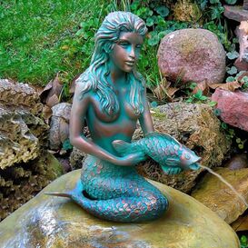 Meerjungfrau mit Fisch - Kunstvoller Steinguss...