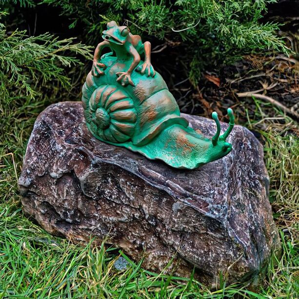 Wasserspeiender Frosch sitzt auf Schnecke - Steinguss Wasserspeier für den Garten - Galaktion