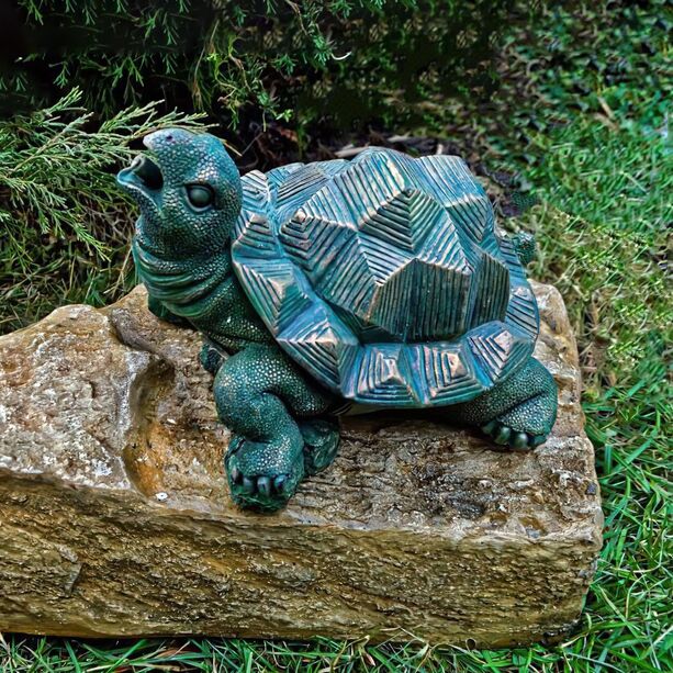Schildkröten Wasserspeier aus Steinguss für die kunstvolle Teich Gestaltung - Karolos