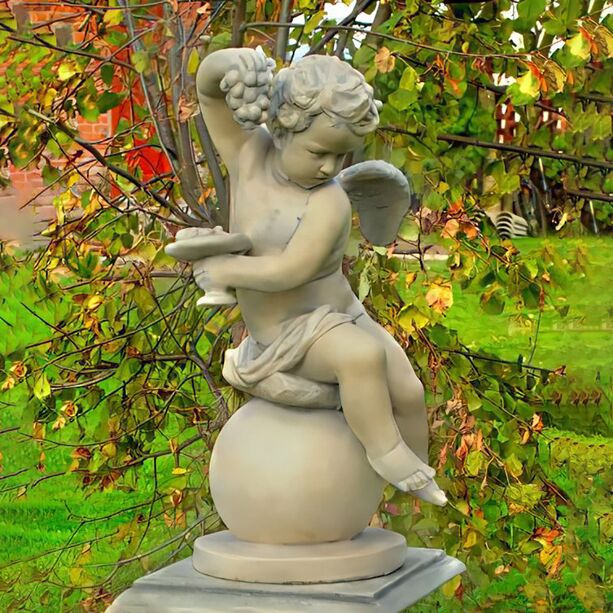 Engel auf Kugel mit Weintrauben - Steinguss Dekofigur für den Garten - Minos