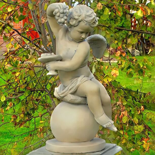 Engel auf Kugel mit Weintrauben - Steinguss Dekofigur für den Garten - Minos