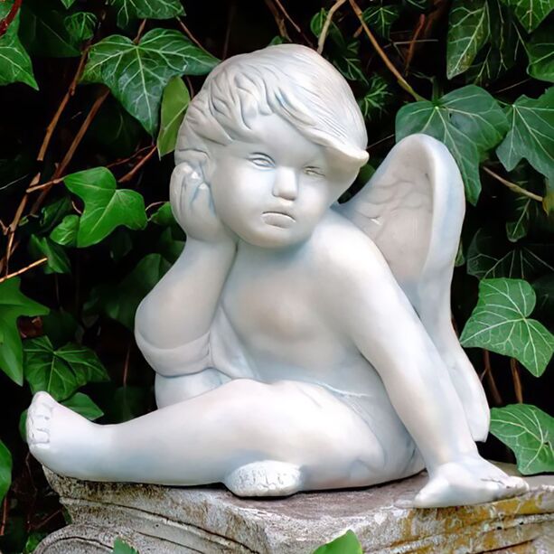 Sitzender Steinguss Engel als dekorative Figur für den Garten - Rheos