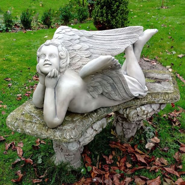 Liegender Steinguss Engel als stilvolle Gartendekoration - Evandros