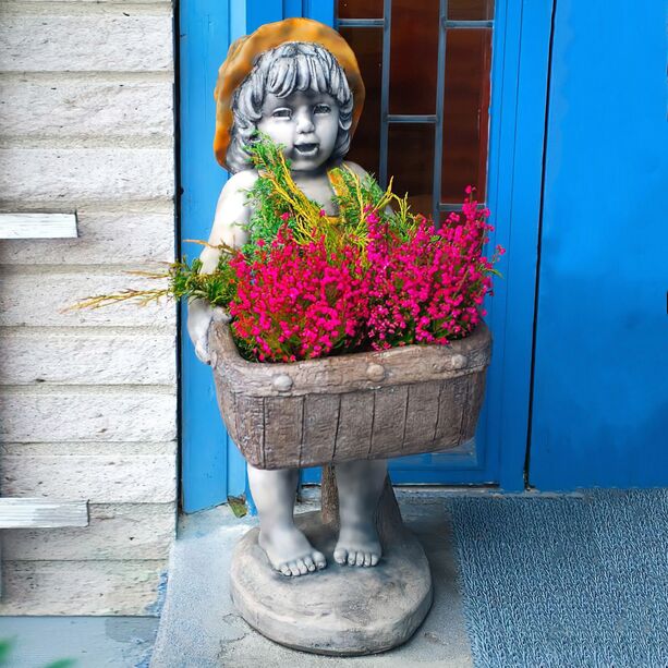 Lachendes Mädchen mit Pflanzkorb - Steinguss Pflanzskulptur für den Garten - Zelia