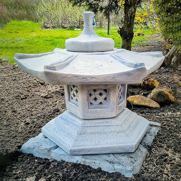 Japanische Laterne aus Steinguss für Zen und Feng Shui Gärten - Diona