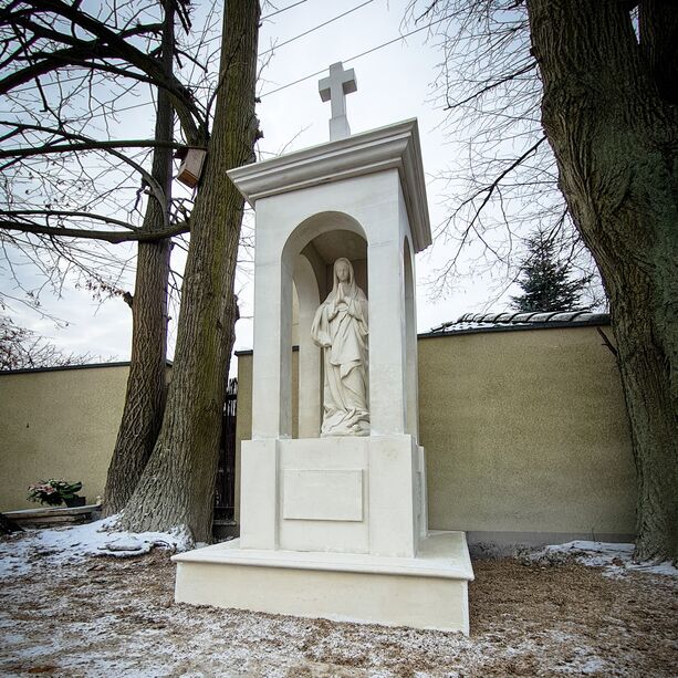 Gedenk Schrein aus Steinguss mit betender Marienfigur und Kreuz - Phyllida