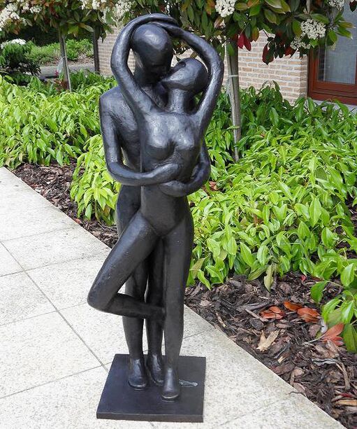 Moderne Bronze Skulptur Liebespaar - Der Kuss