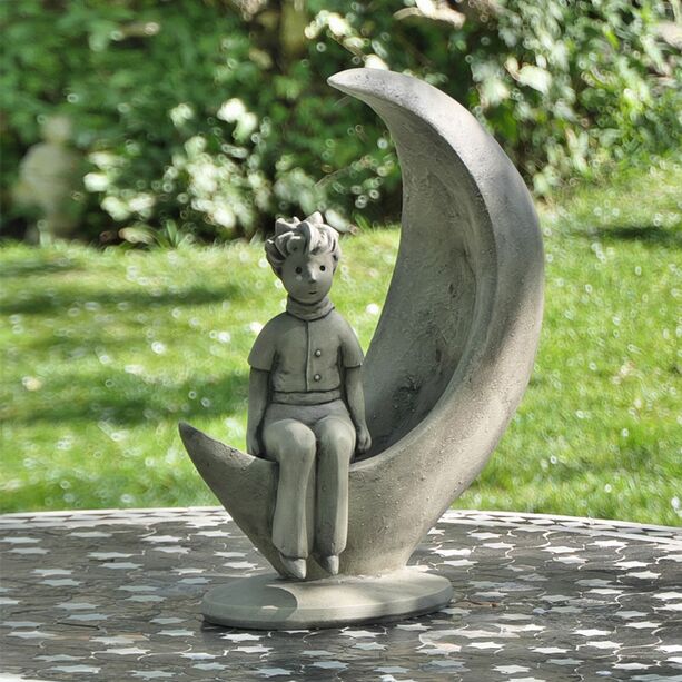 Wetterfeste Gartenskulptur des kleinen Prinzen im Halbmond - Der kleine Prinz im Mond