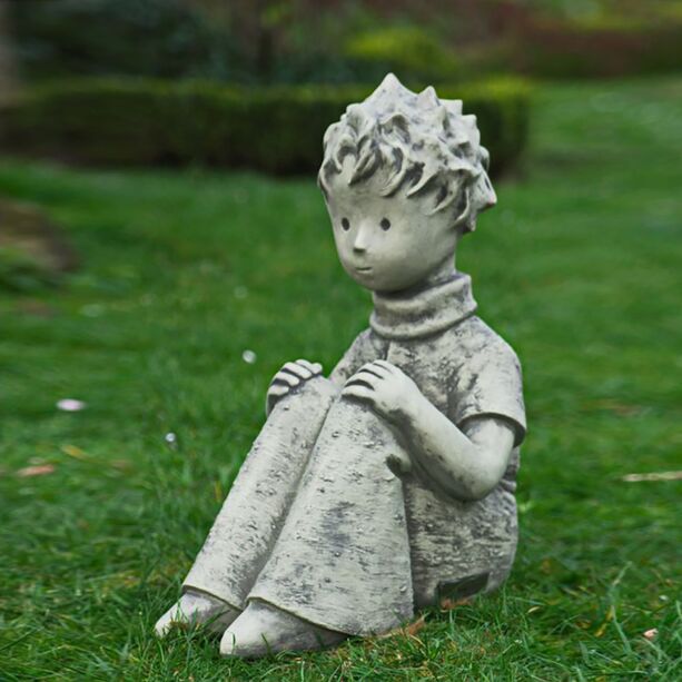 Sitzende Prinzen Figur fr den Garten aus wetterbestndigen Steinguss - Der kleine Prinz mit Schal