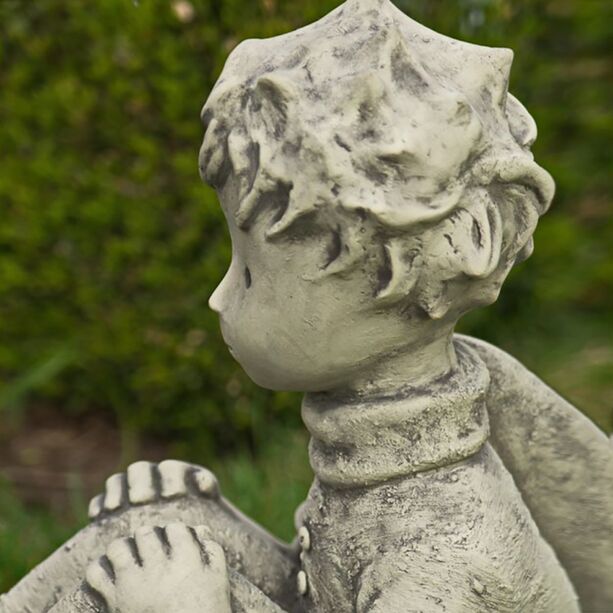 Sitzende Prinzen Figur fr den Garten aus wetterbestndigen Steinguss - Der kleine Prinz mit Schal