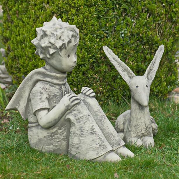 Sitzende Prinzen Figur fr den Garten aus wetterbestndigen Steinguss - Der kleine Prinz mit Schal