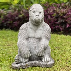 Sitzende Gorilla Garten Tierskulptur aus Steinguss - Opina
