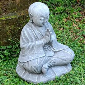 Sitzender M�nch aus Steinguss - betende Gartenskulptur -...