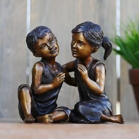 M�dchen und Junge unterhalten sich - Bronze - Kinder