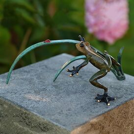 Bronze Frosch auf Grashalm mit Marienk�fer - Frosch Elzo